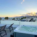 Апартаменты Rooftop Sea View With Jacuzzi And A/c