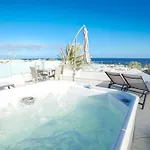 Апартаменты Rooftop Sea View With Jacuzzi And A/c